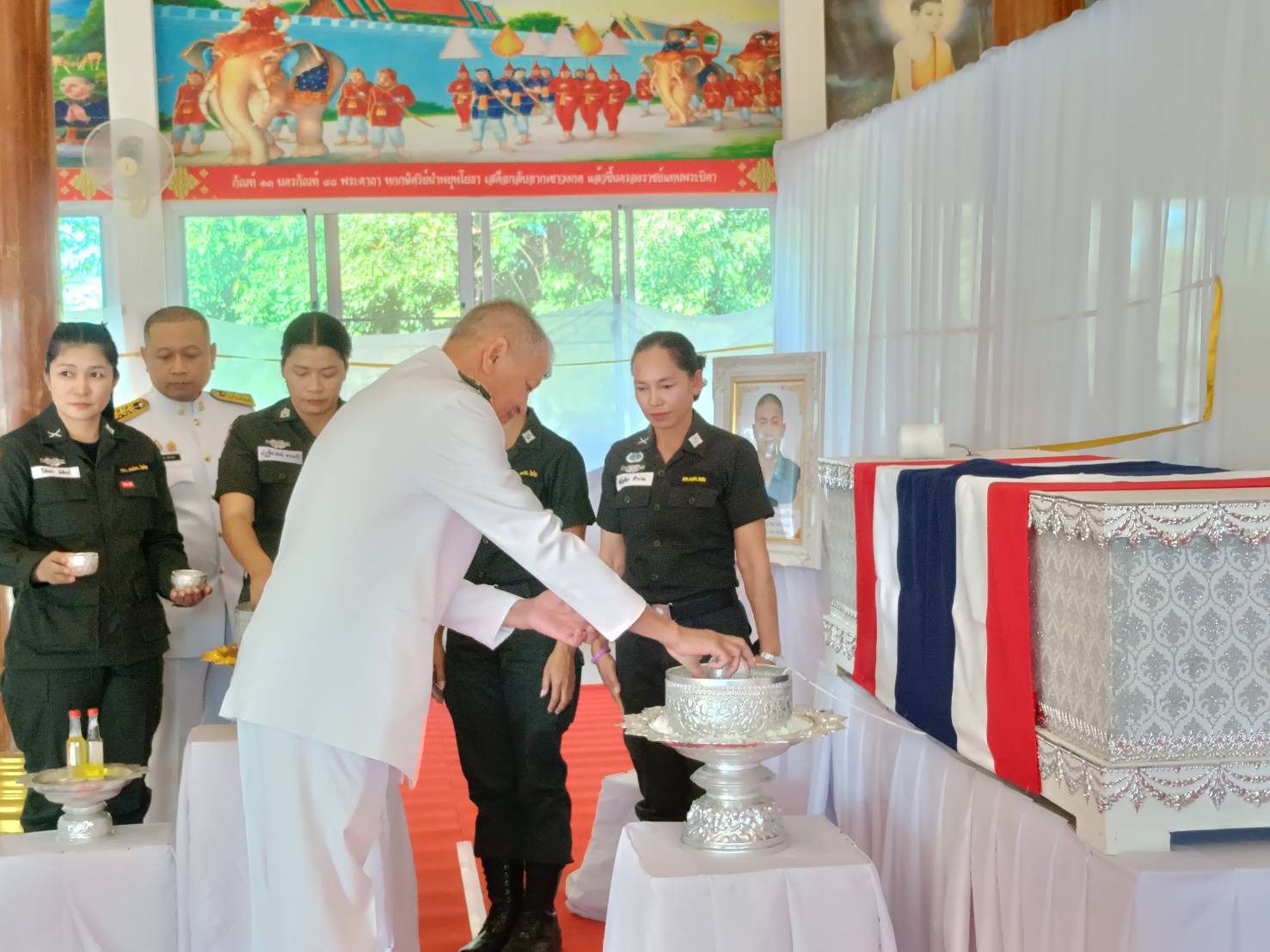 title - พระบาทสมเด็จพระเจ้าอยู่หัว พระราชทานน้ำหลวงอาบศพ และพวงมาลาพระราชทาน ไปวางที่หน้าหีบศพ พลทหารทิวตะวัน พลเยี่ยม วีรบุรุษผู้ปกป้องอธิปไตยชาติ